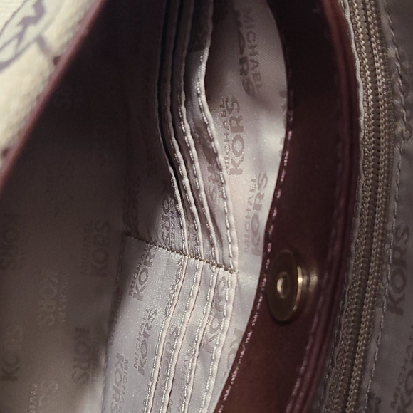 Authentic   Michael kors cross body purse. - Picture 7 of 16